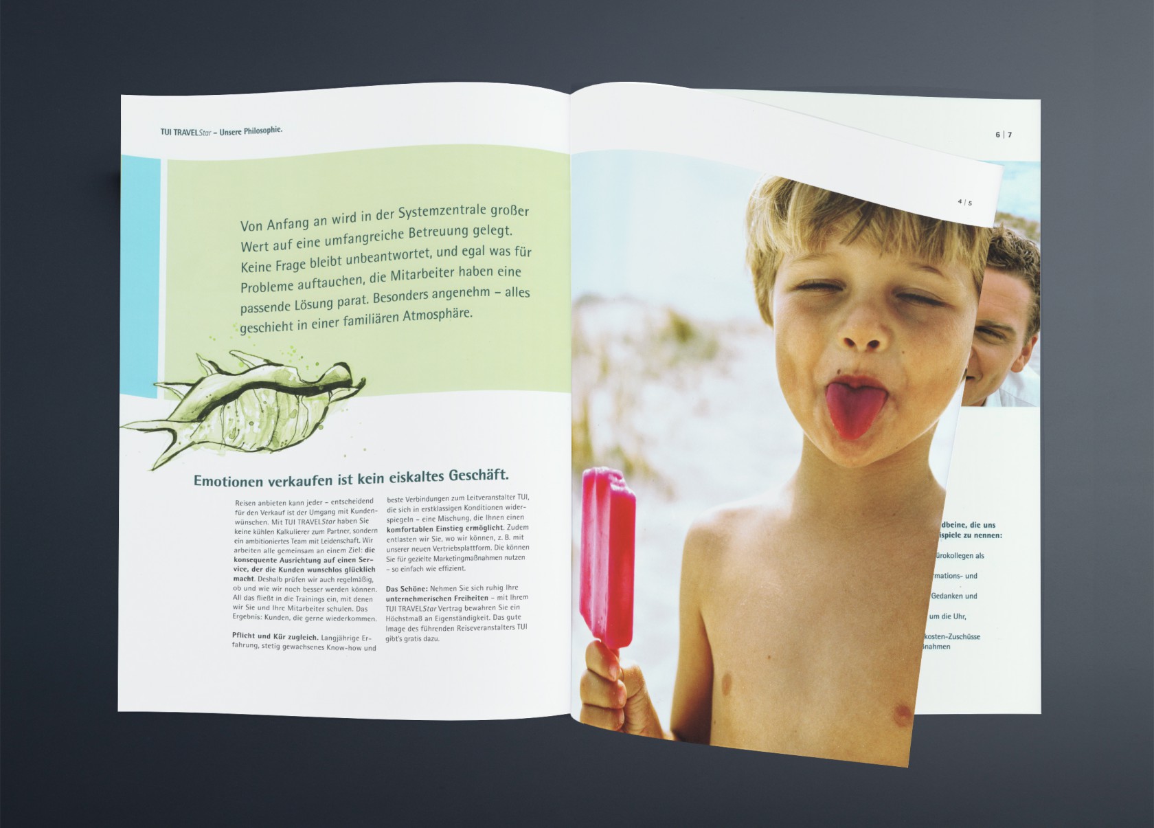 TUI TRAVELStar Reiseveranstalter – Europas führendem Reiseveranstalter, Broschüre Doppelseite mit Kind beim Eis essen.